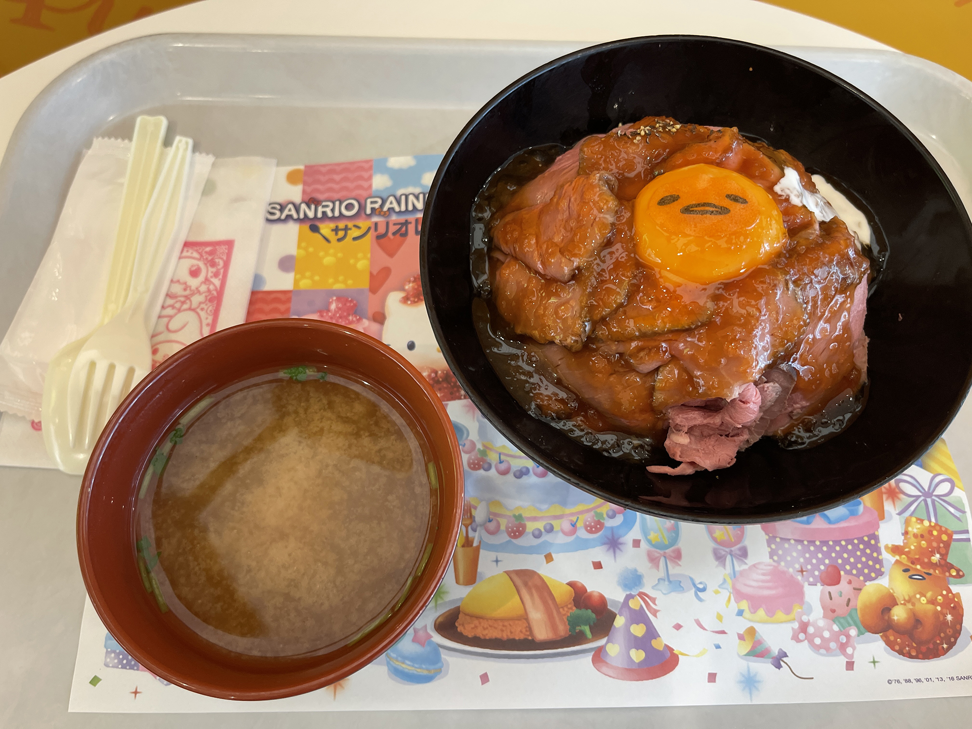 ぐでたまのローストビーフ丼