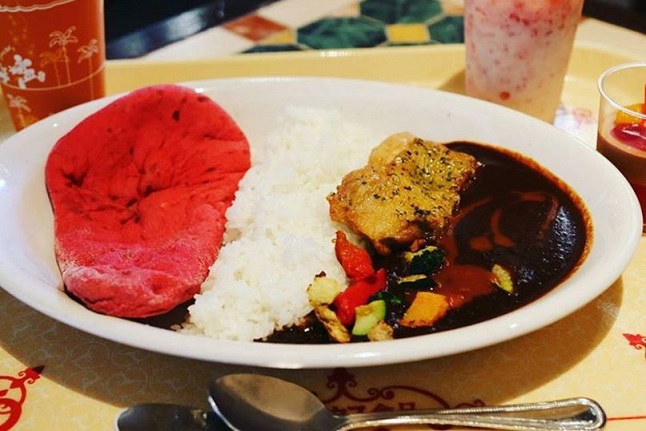 真っ赤なナンが特徴のカレー。