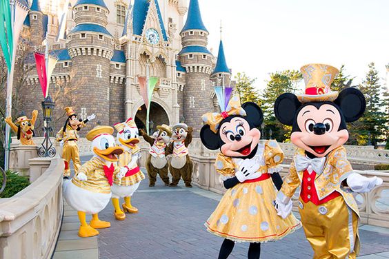 2016年度の式典では東京ディズニーランド30周年の<br />ゴールドの衣装をまとったキャラクターたちが<br />お祝いに来てくれました