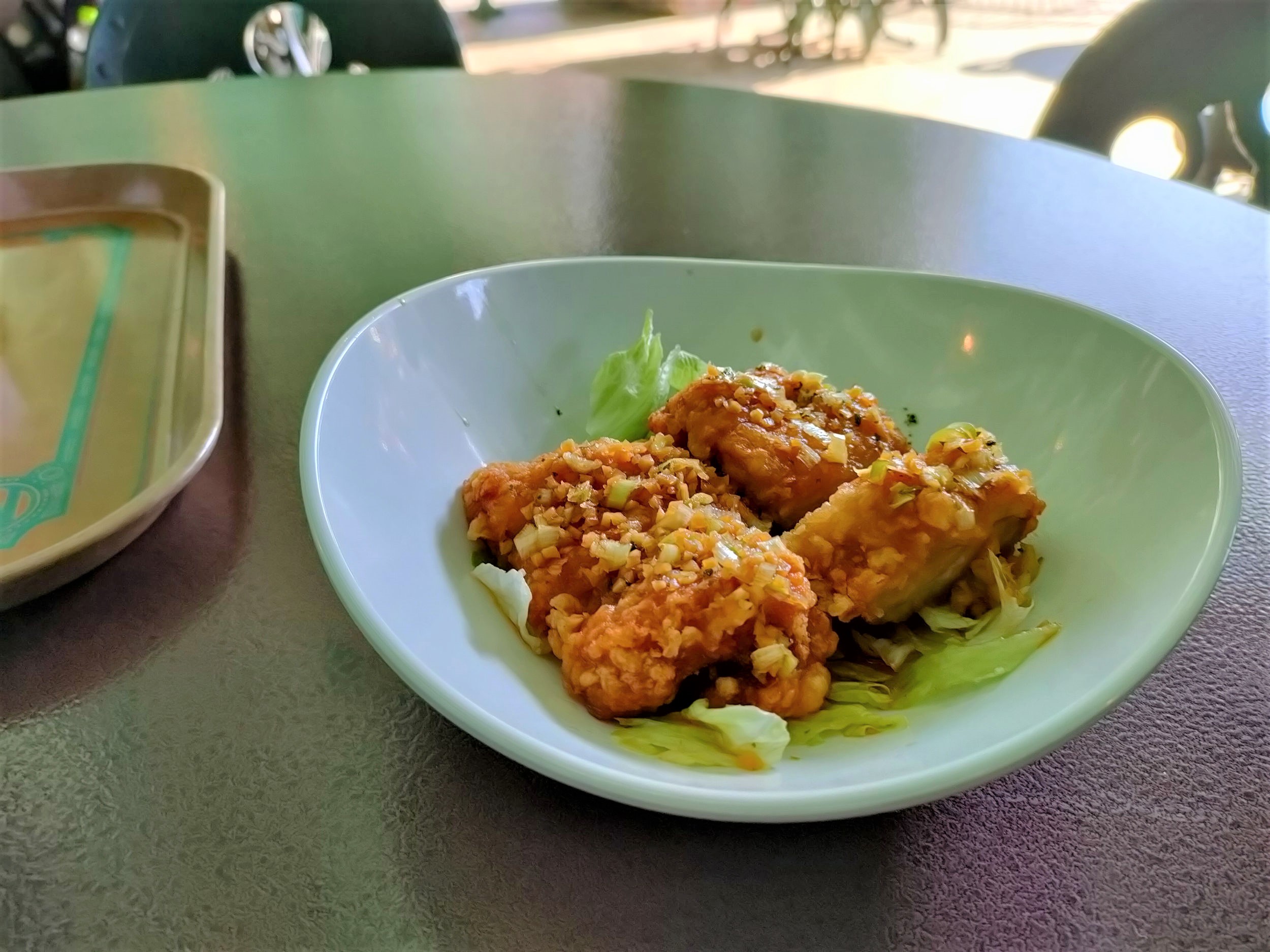 ディズニーシー食べ物：鶏の唐揚げ、香味ソース