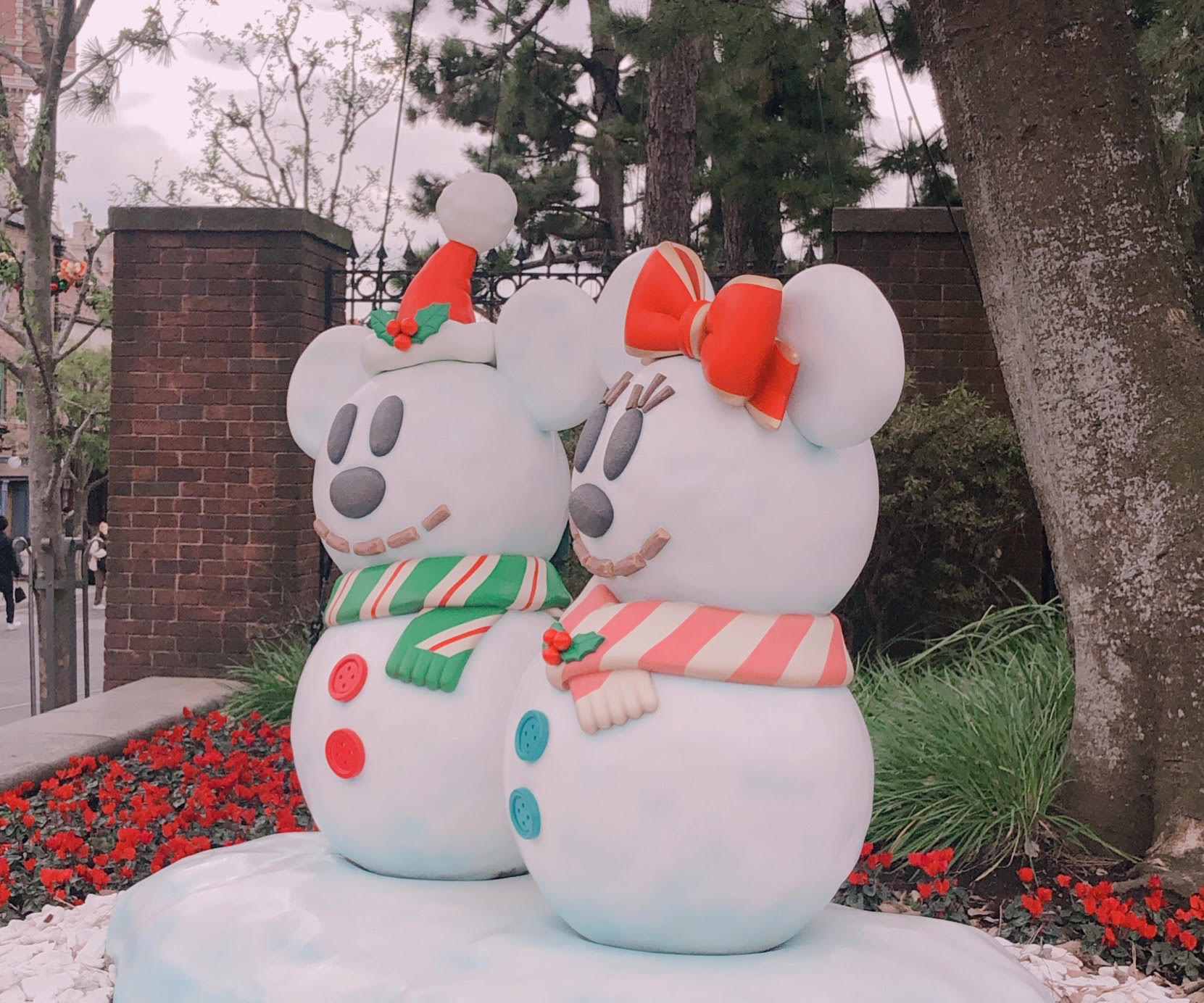 ディズニーのクリスマスイベントキャラクターのスノースノー