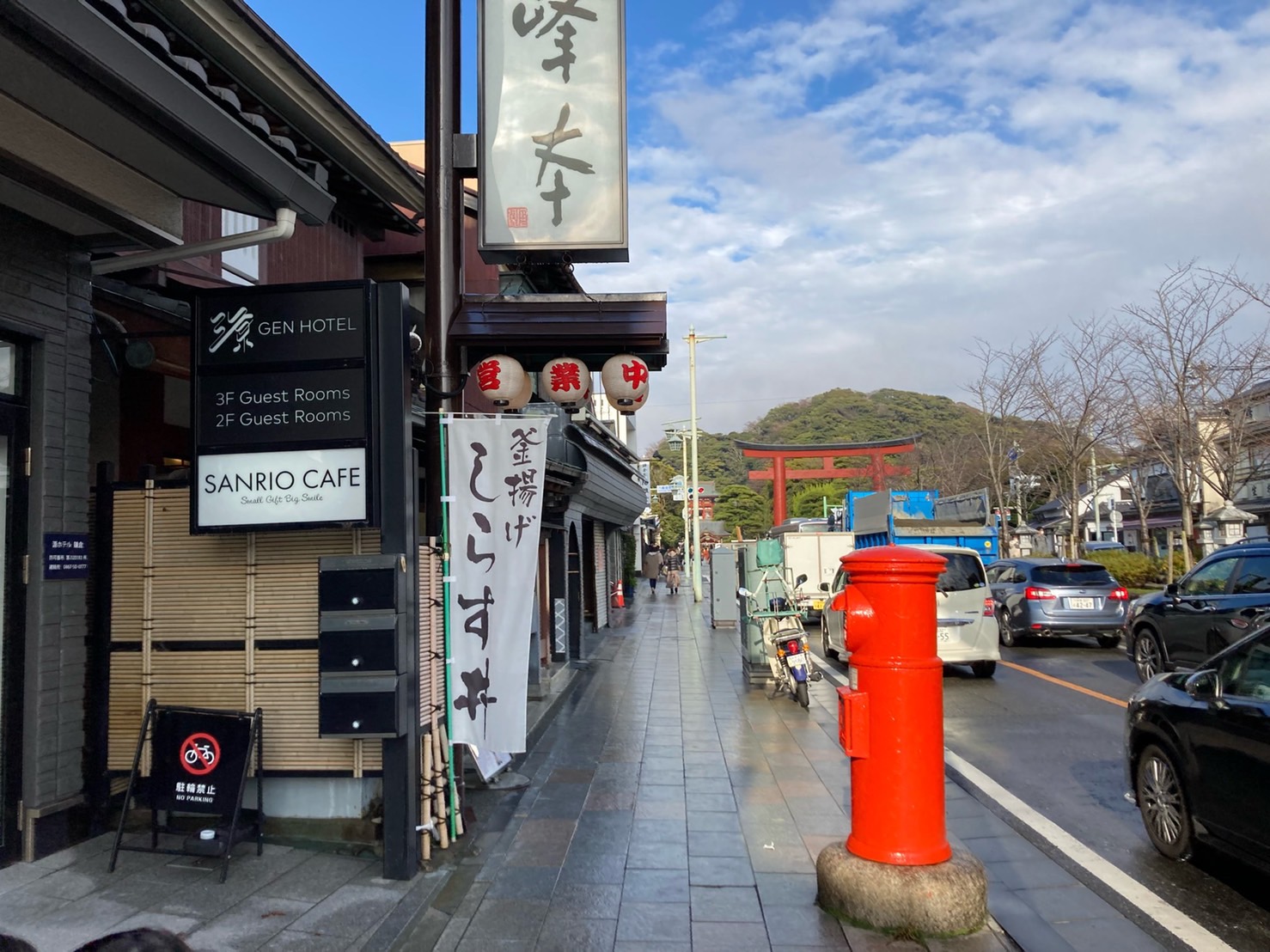 鶴岡八幡宮の鳥居が見える外観