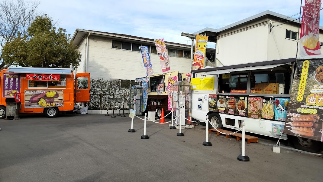 色々な食べ物の販売があるキッチンカー