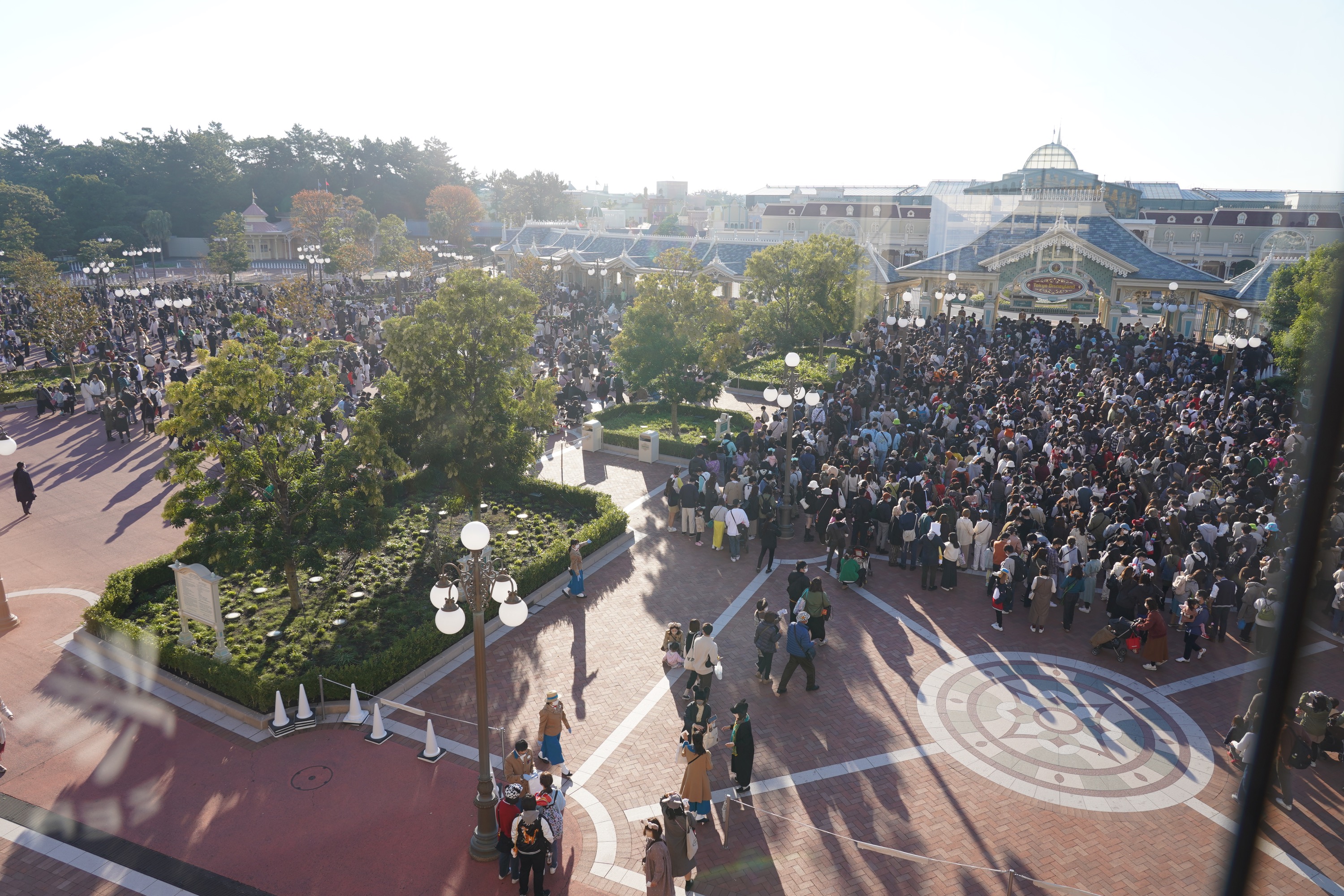 【最新】ディズニー開園待ち徹底ガイド！早まる開園時間！何時から並ぶべき？混雑状況や入園の流れを解説！