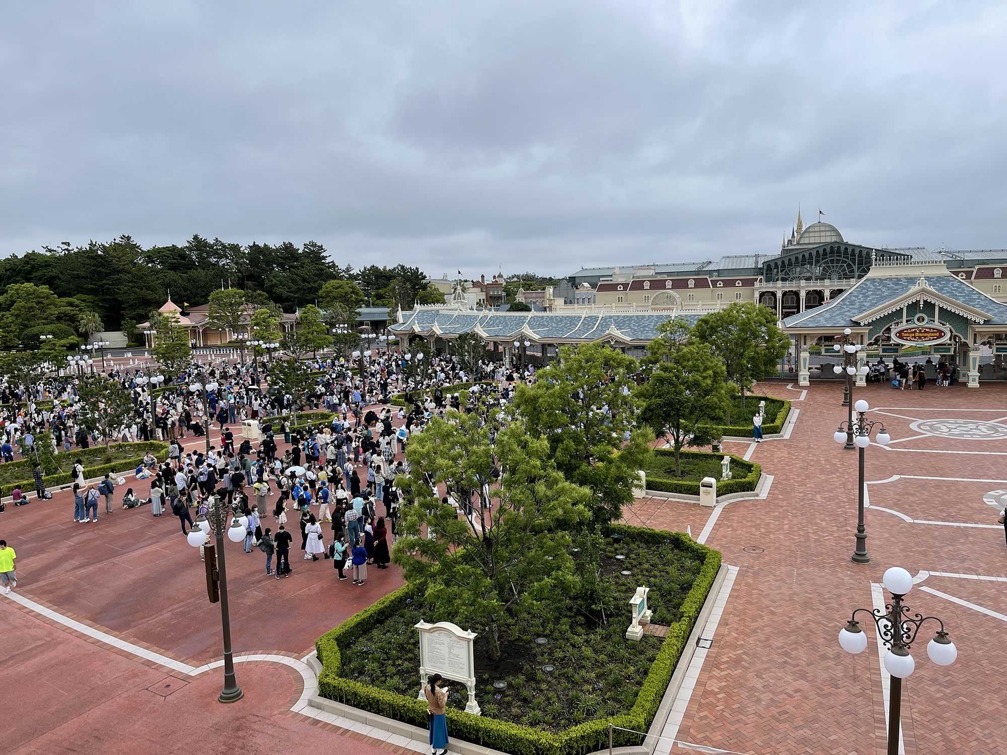 ディズニーランドのエントランスの様子（8時10分ごろ）