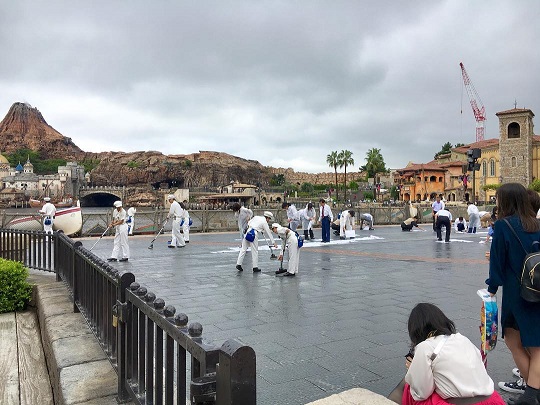 東京ディズニーシーの清掃中のキャストさんたち