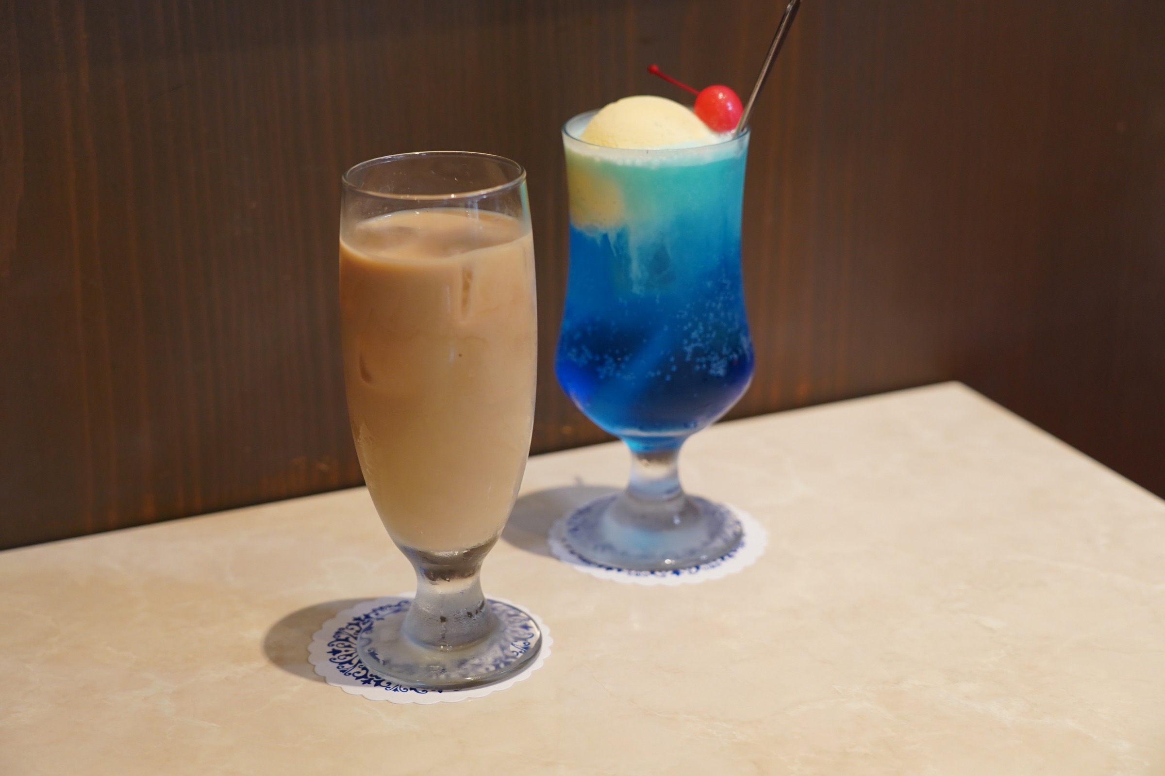 ミルクコーヒー（左）とクリイムソーダ・青空（右）