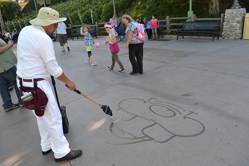 今では本場カリフォルニア・ディズニーランドでもカストーディアルアートが描かれています