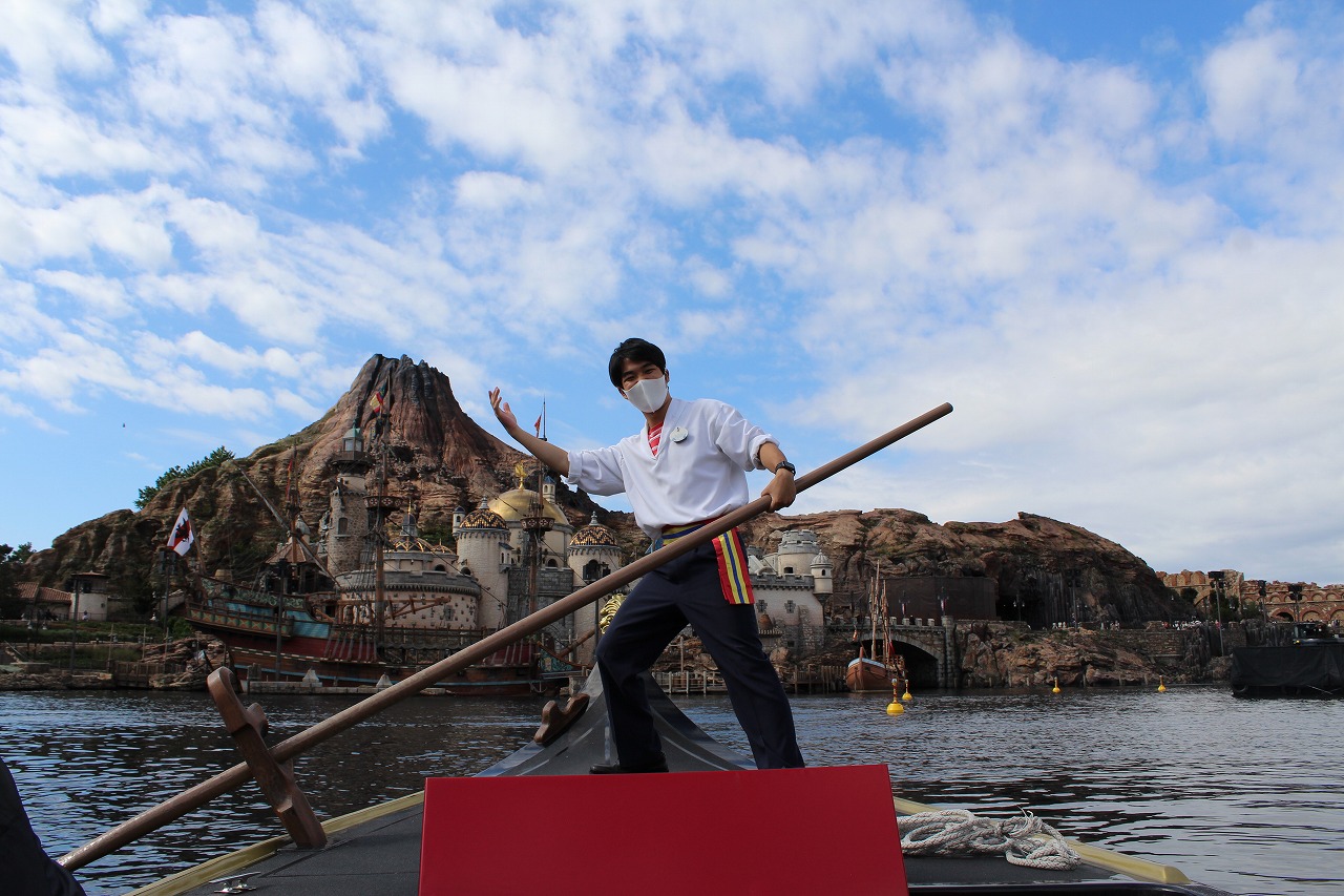 プロメテウス火山を背景にゴンドリエさんと記念撮影