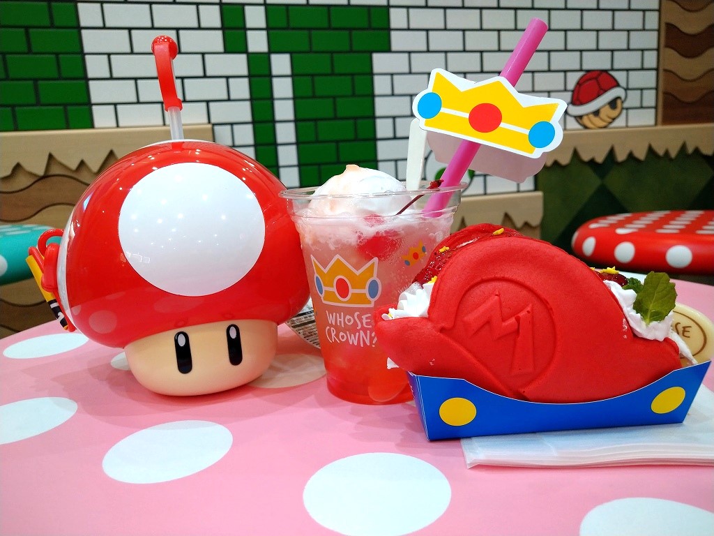 マリオのパンケーキサンド（右）