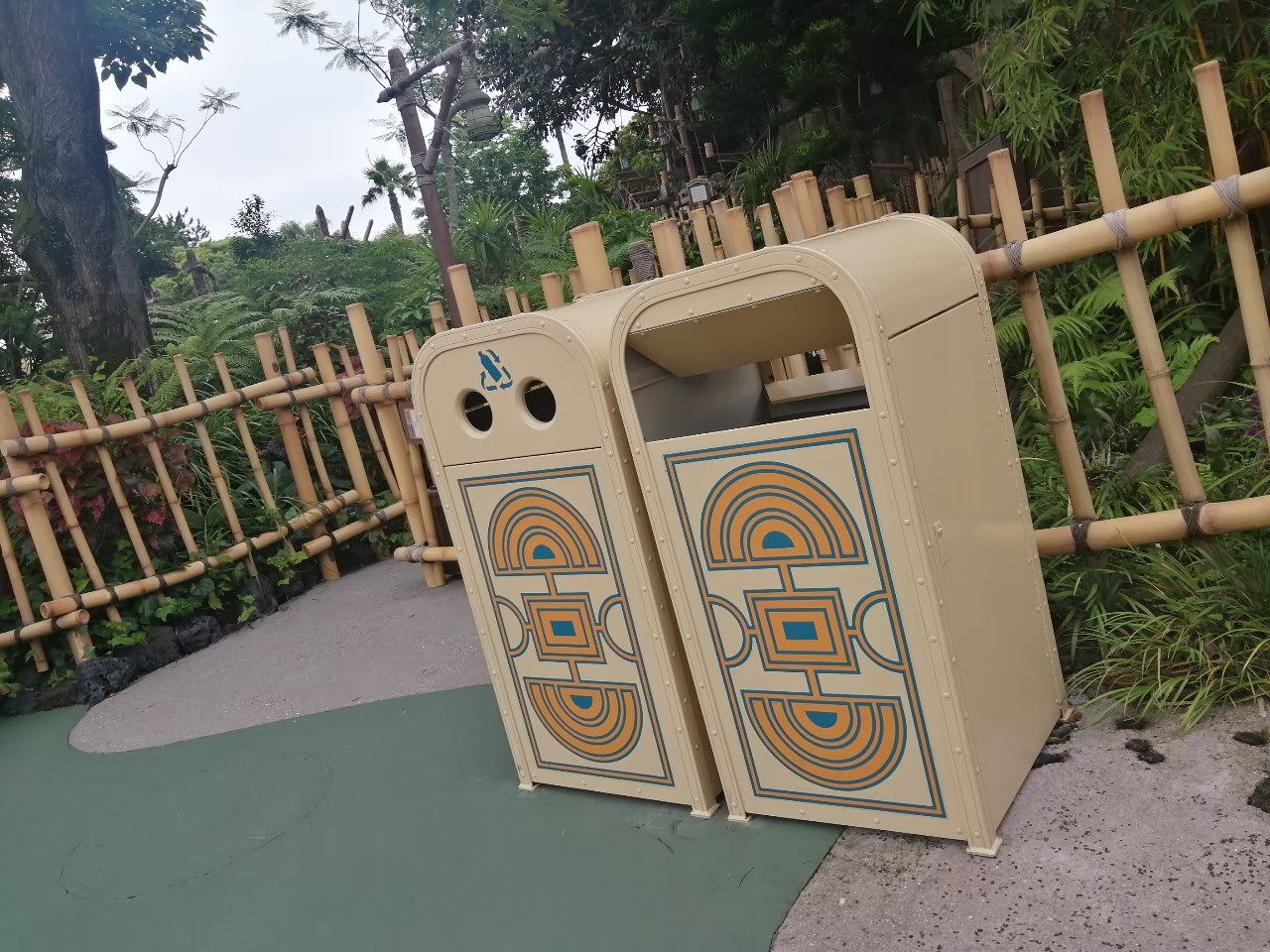 ディズニーランドのトラッシュカン(ゴミ箱)