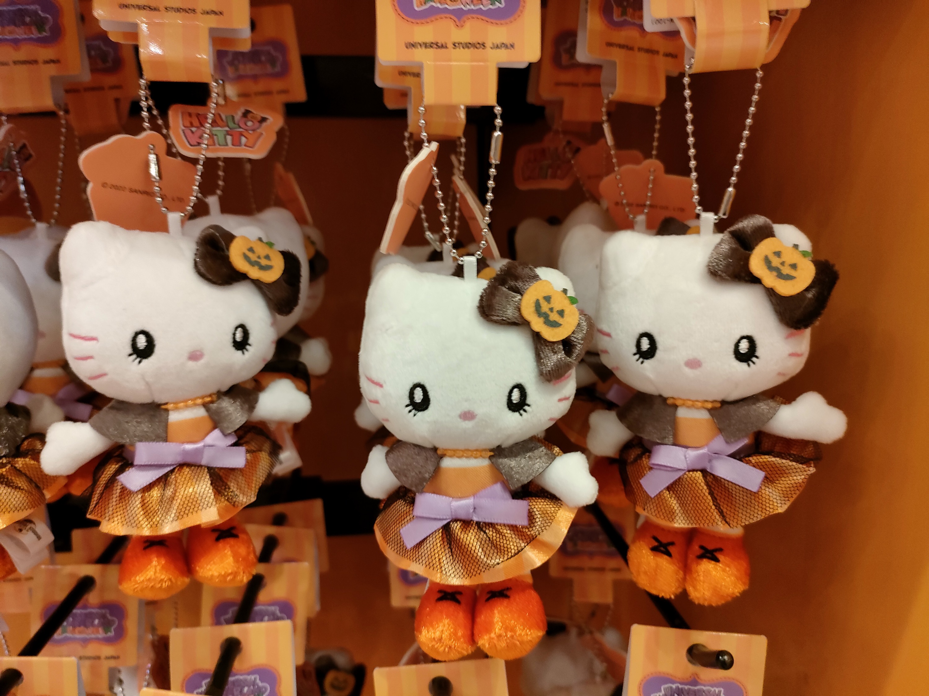 ユニバハロウィン2022グッズ：ハローキティ　ぬいぐるみキーチェーン