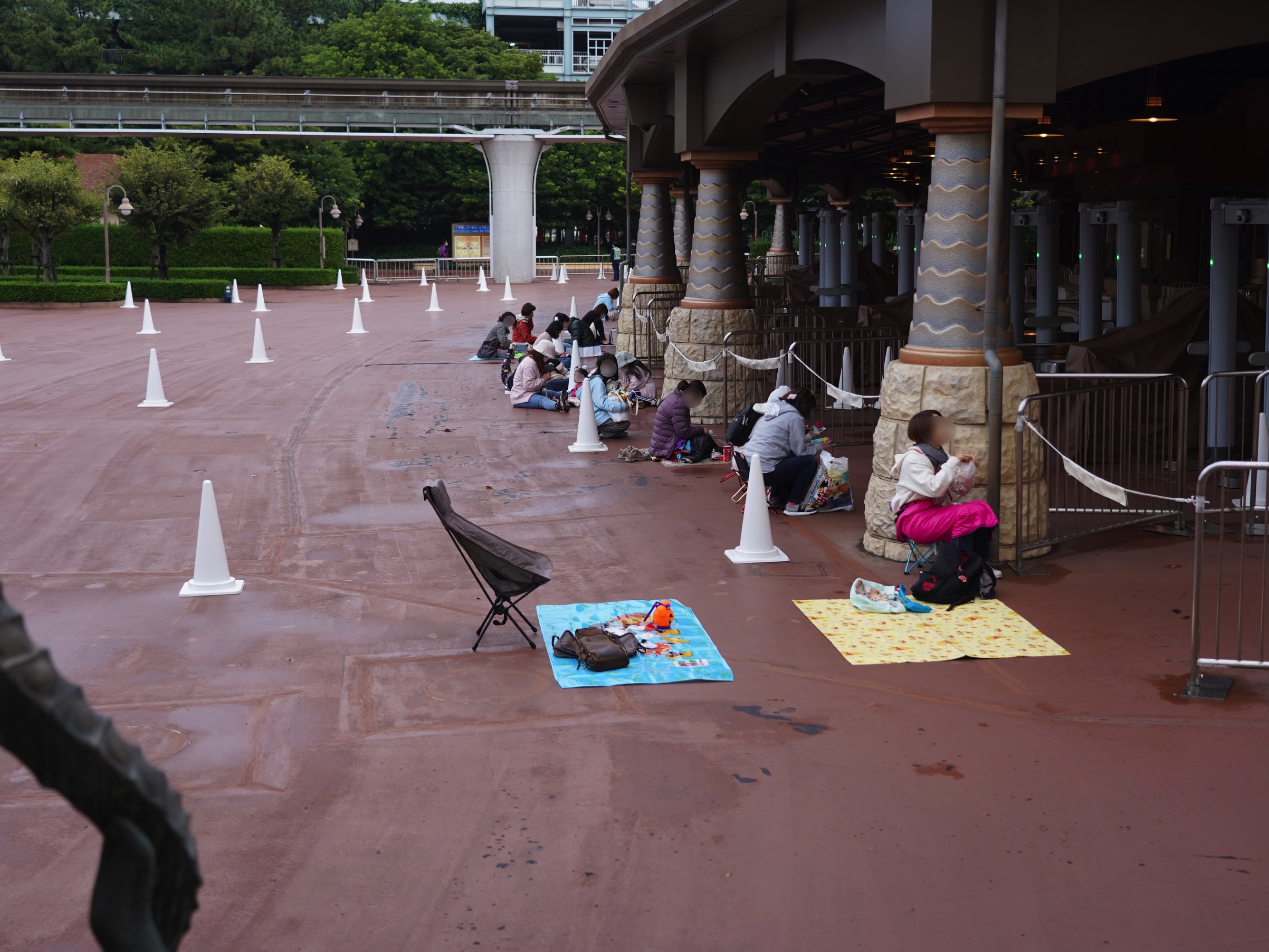 ディズニーシーの開園待ちの様子