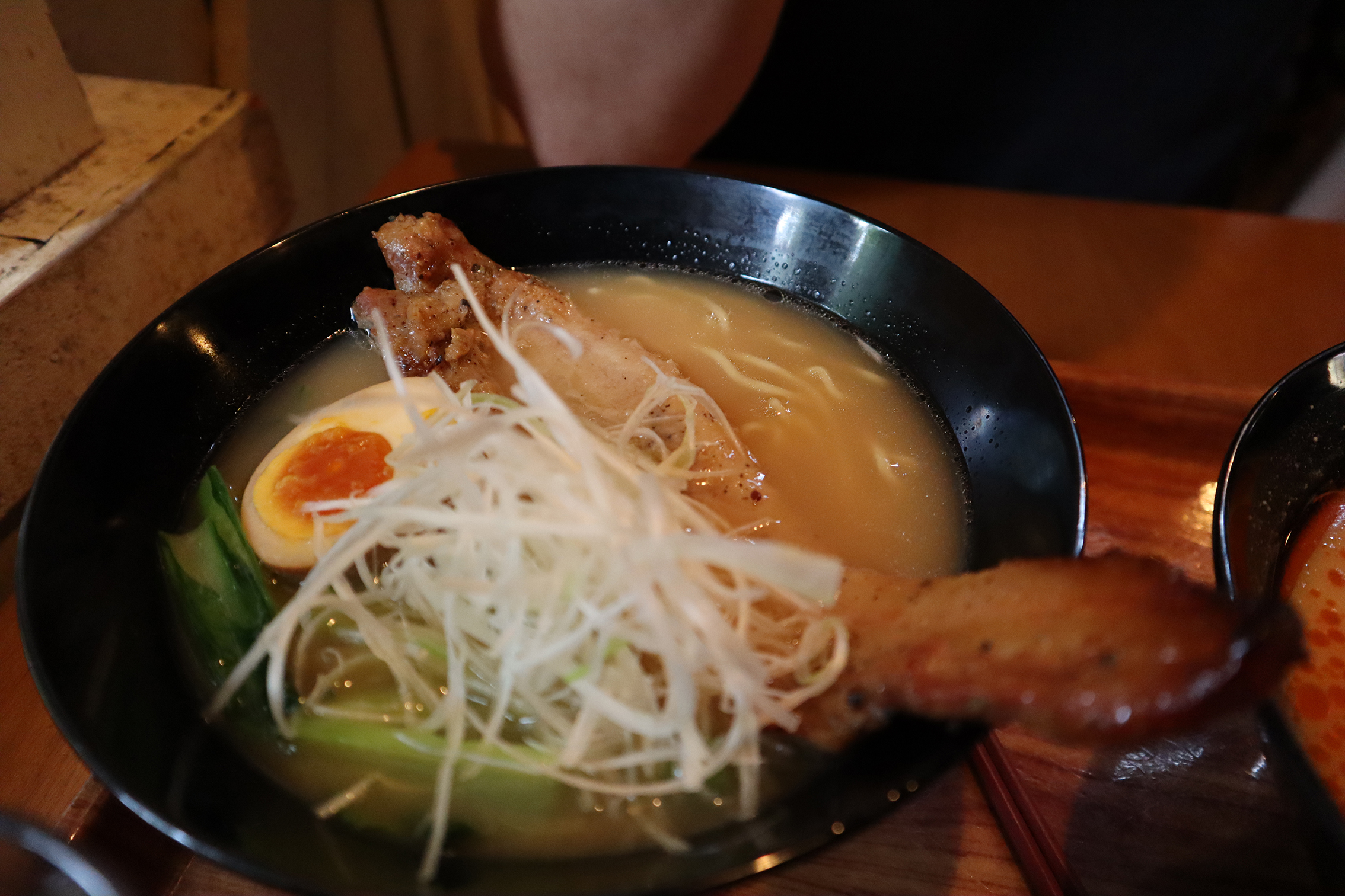 ディズニーランド食べ物：ブラックペッパーポーク麺