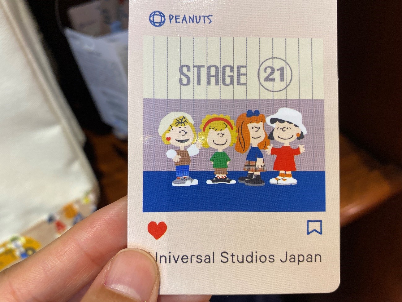 STAGE21の前でポーズを決める4人