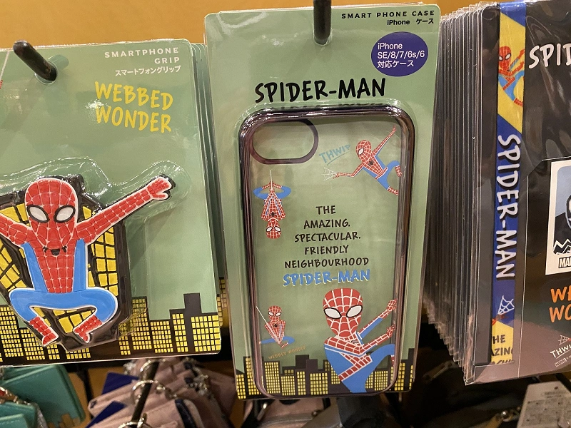 USJスマホケース：スパイダーマンのスマホケース「WEBBED WONDER」（2,600円）