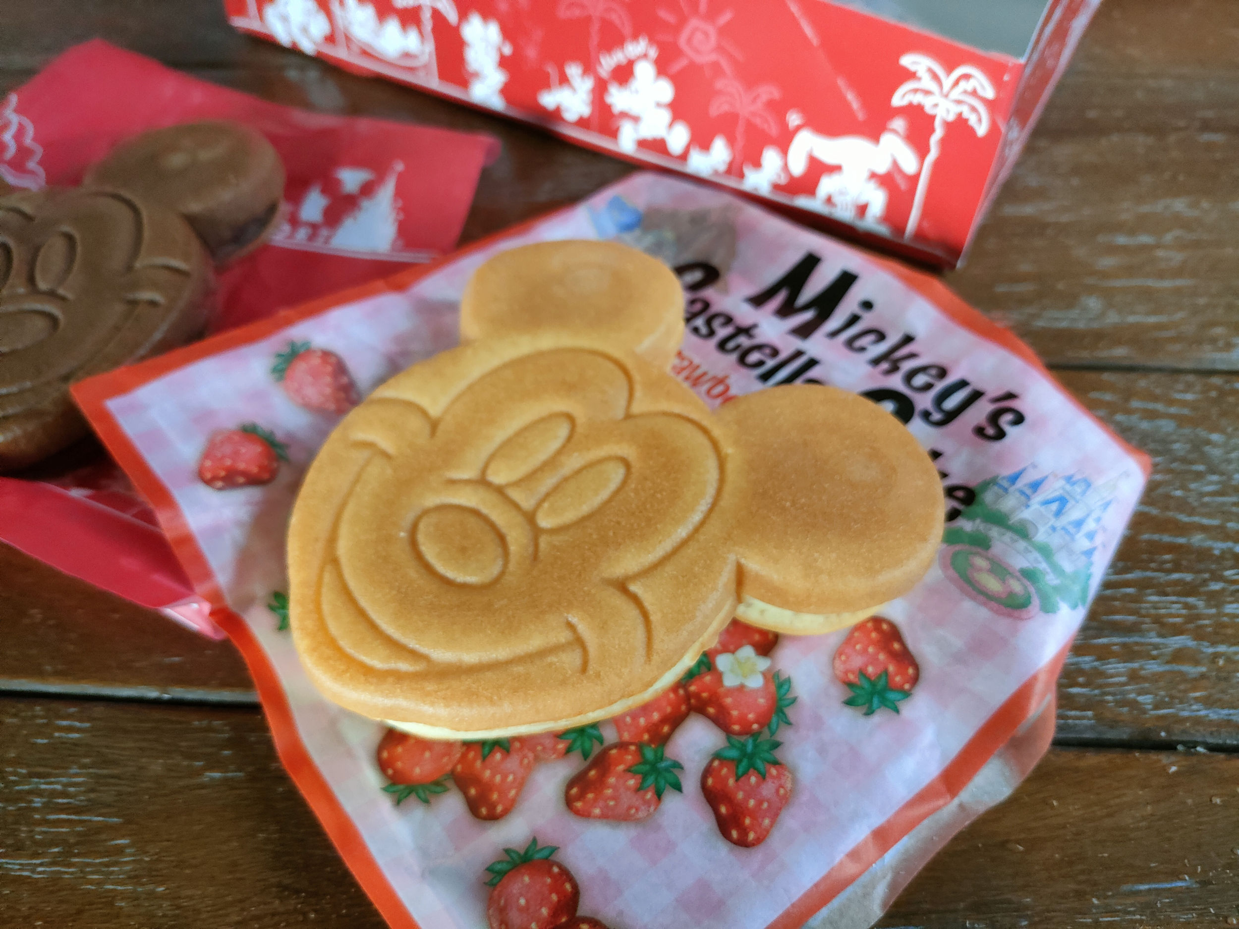 ディズニーランド食べ歩き：ミッキーカステラケーキ（ストロベリー）