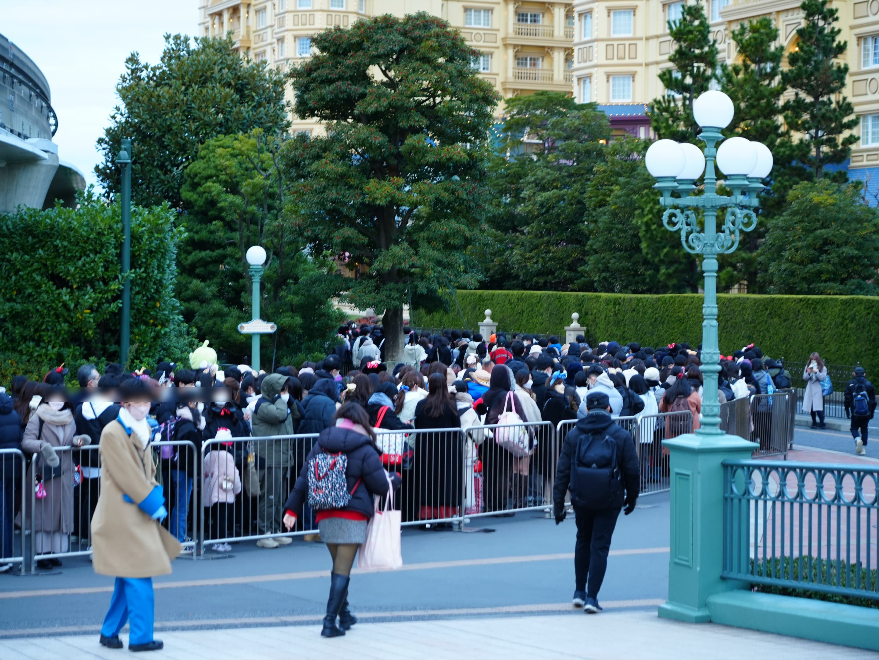 1月ディズニーランド混雑レポ：エントランス前の手荷物検査待ち列(7:10時点)