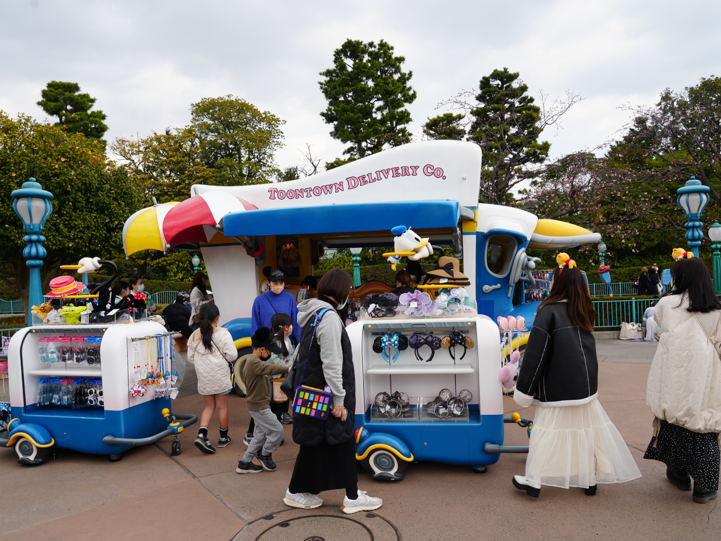 3月ディズニーランド混雑レポ：トゥーンタウンで身につけグッズが買えるワゴン