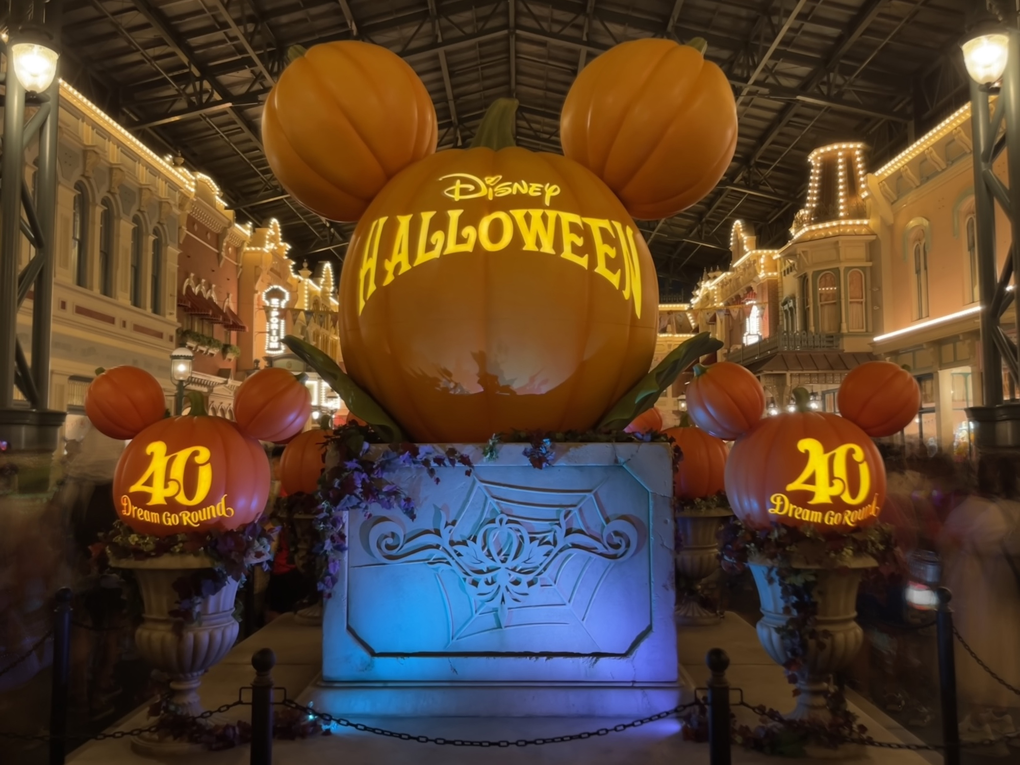 2023年のディズニーランドのハロウィンデコレーション