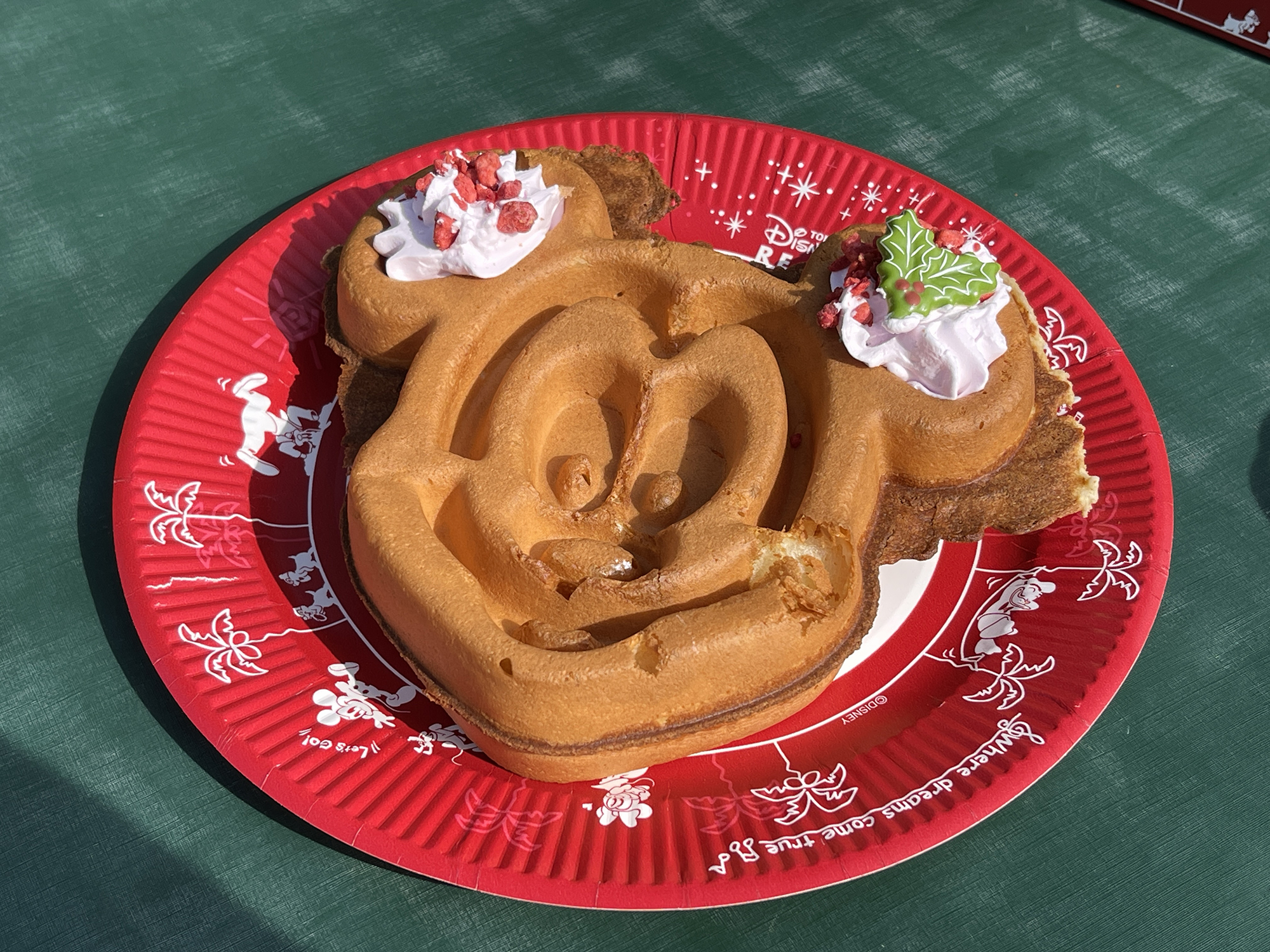 【2023】ディズニークリスマスフード一覧！食べ歩きフードから冬ならではの特別なコースメニューも！