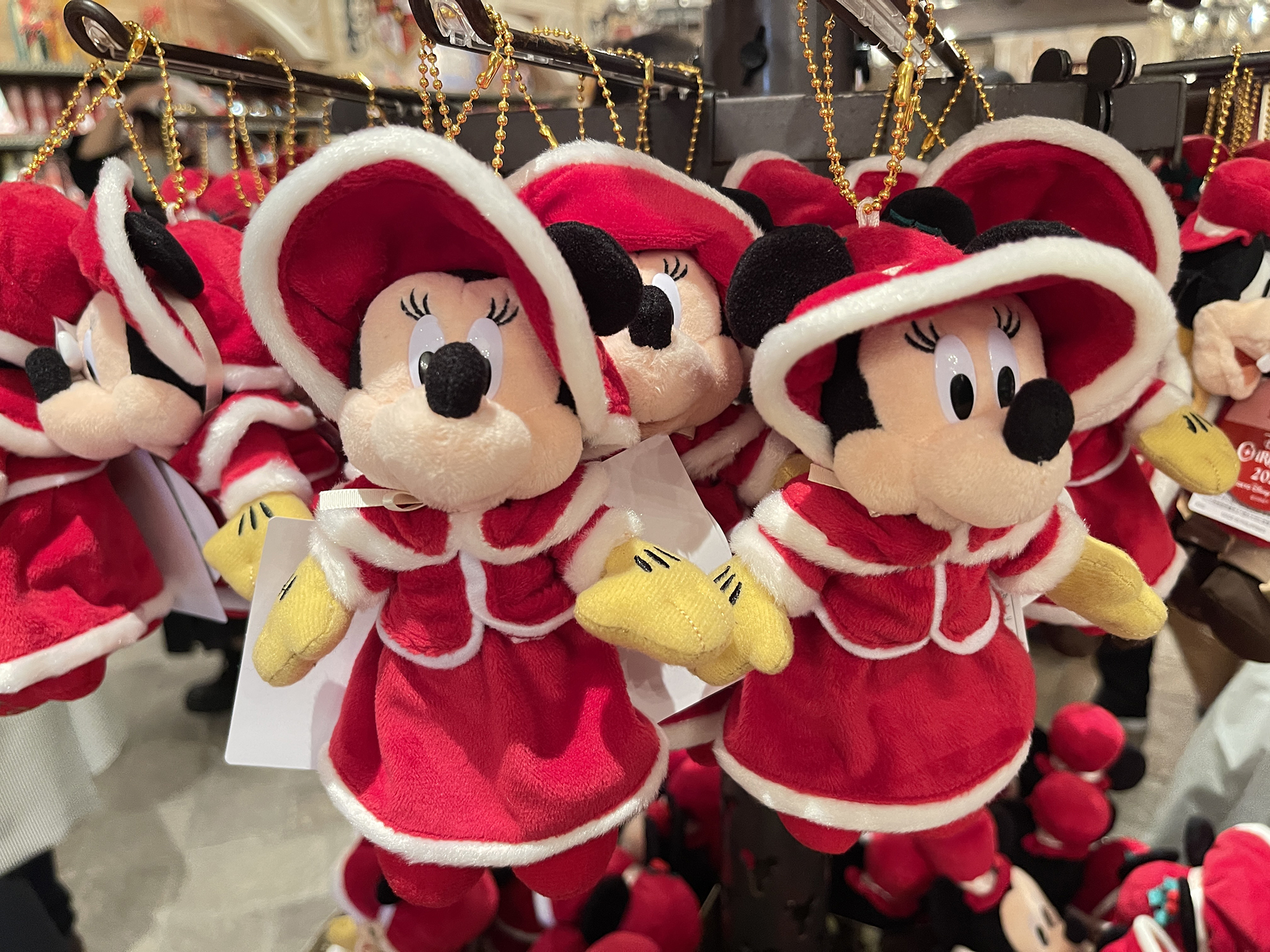 ディズニークリスマスグッズ2023：ぬいぐるみバッジ 2023年11月07日(火)発売