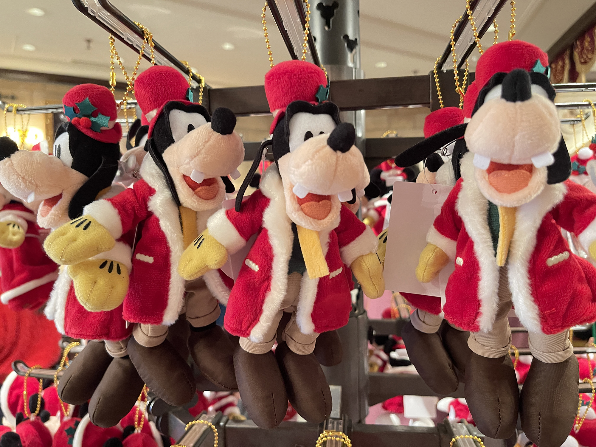 ディズニークリスマスグッズ2023：ぬいぐるみバッジ 2023年11月07日(火)発売