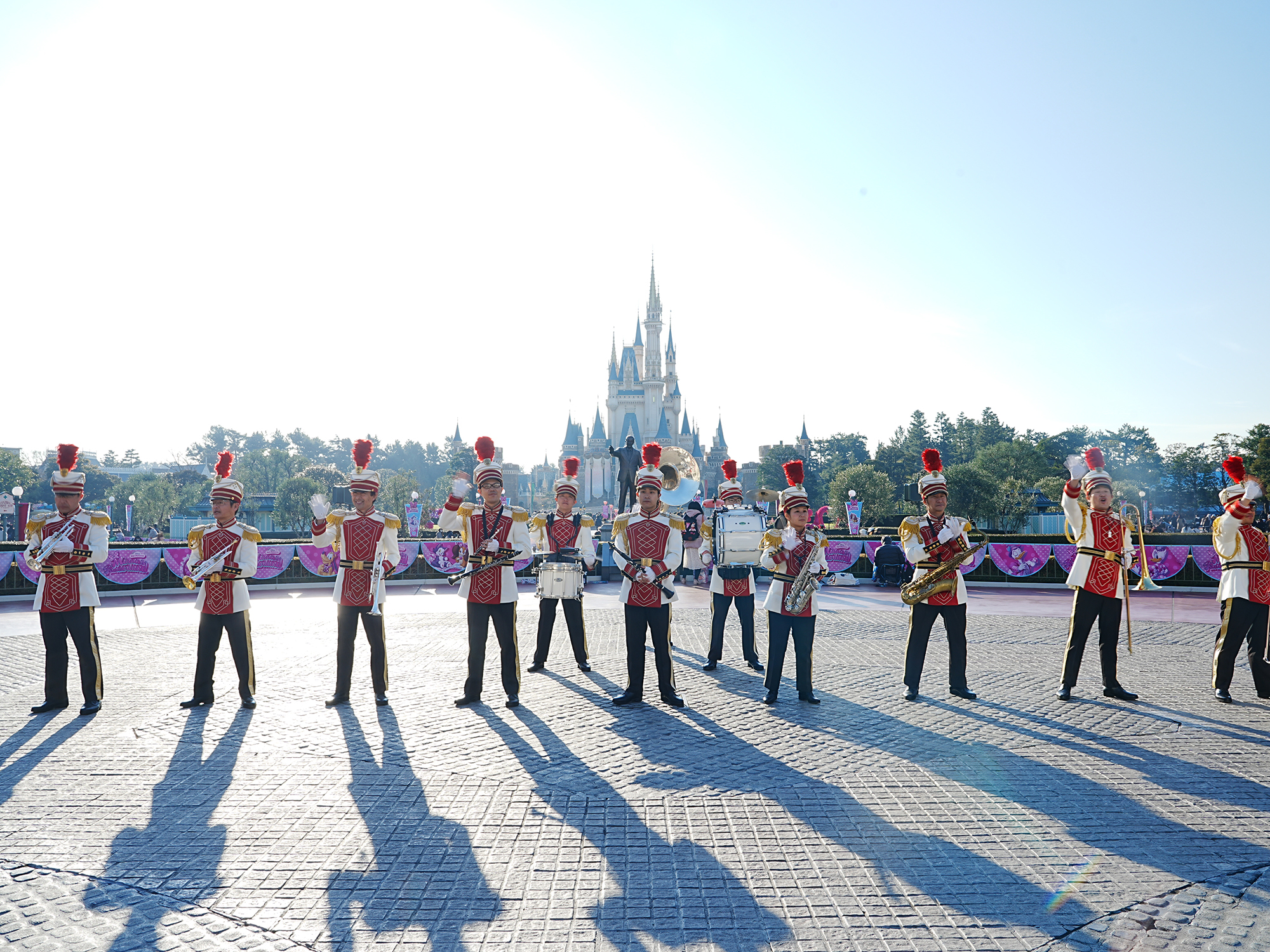 パーク開園直後に演奏中のディズニーランドバンド