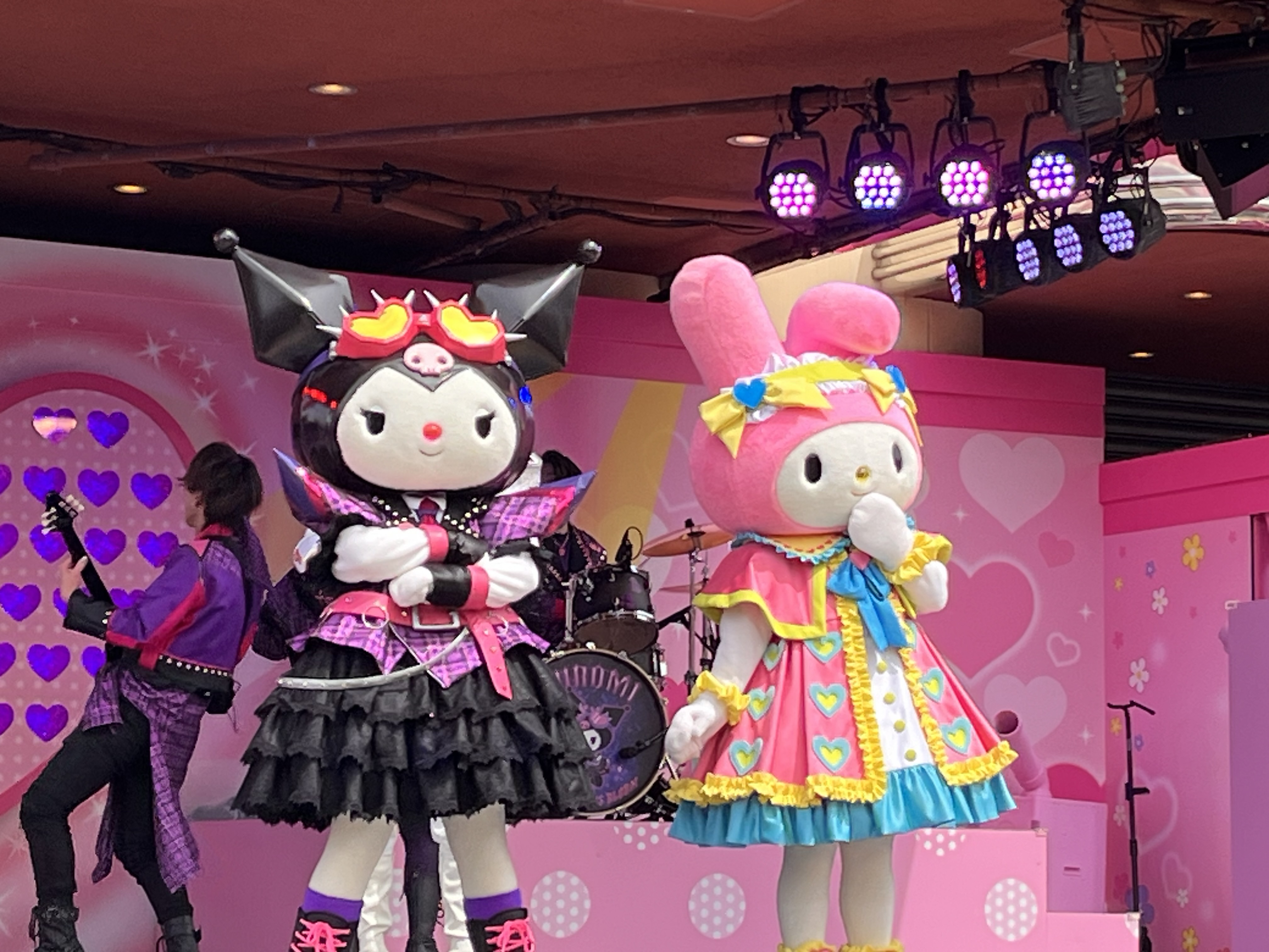 【USJ】クロミライブのショー内容、見どころ、登場キャラクター、楽曲を紹介！マイメロディ＆クロミのロックなステージ