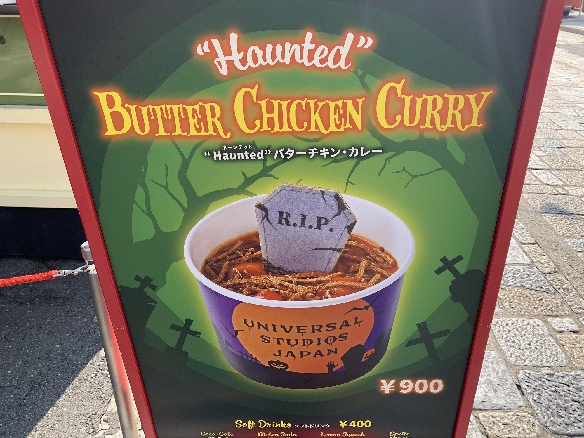 （写真右）“Haunted”バターチキン・カレー