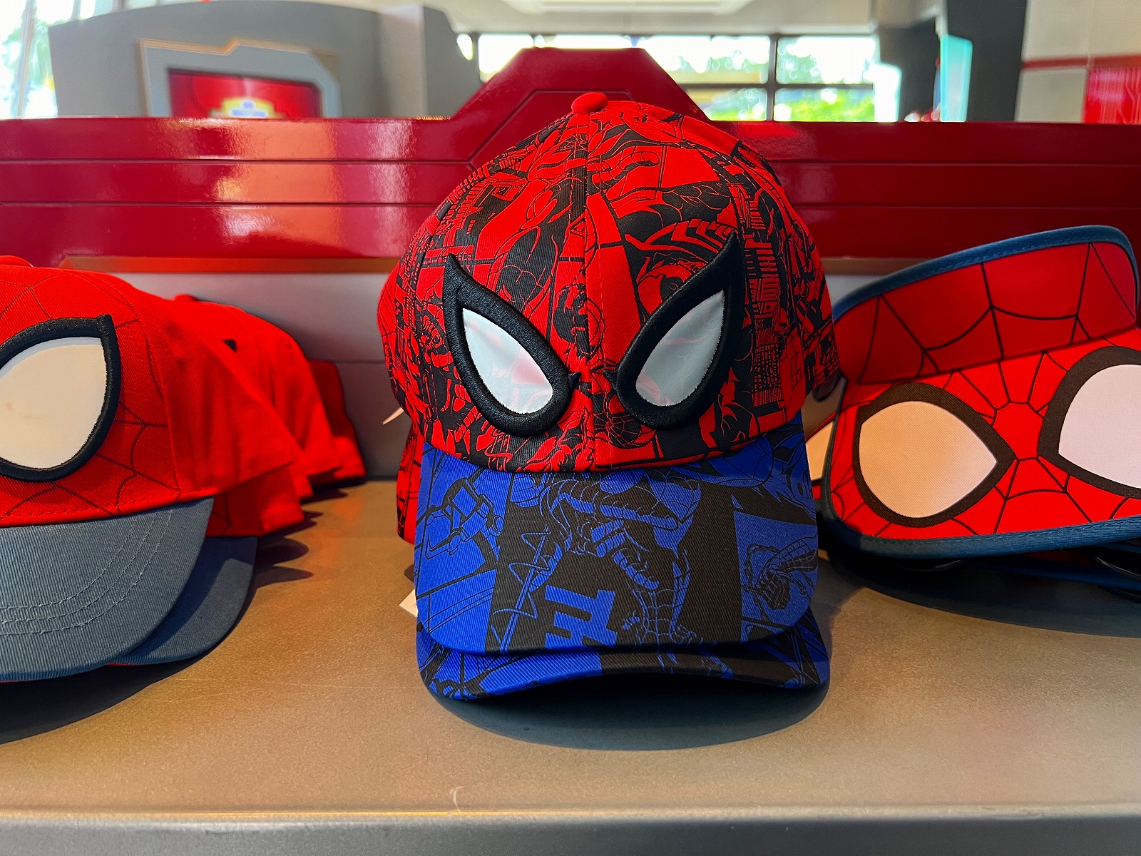 香港ディズニーマーベルグッズ：スパイダーマンのコミック総柄キャップ