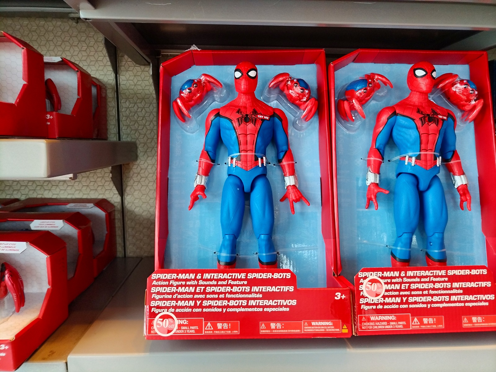 香港ディズニーマーベルグッズ：スパイダーマン＆スパイダーボットのフィギュア