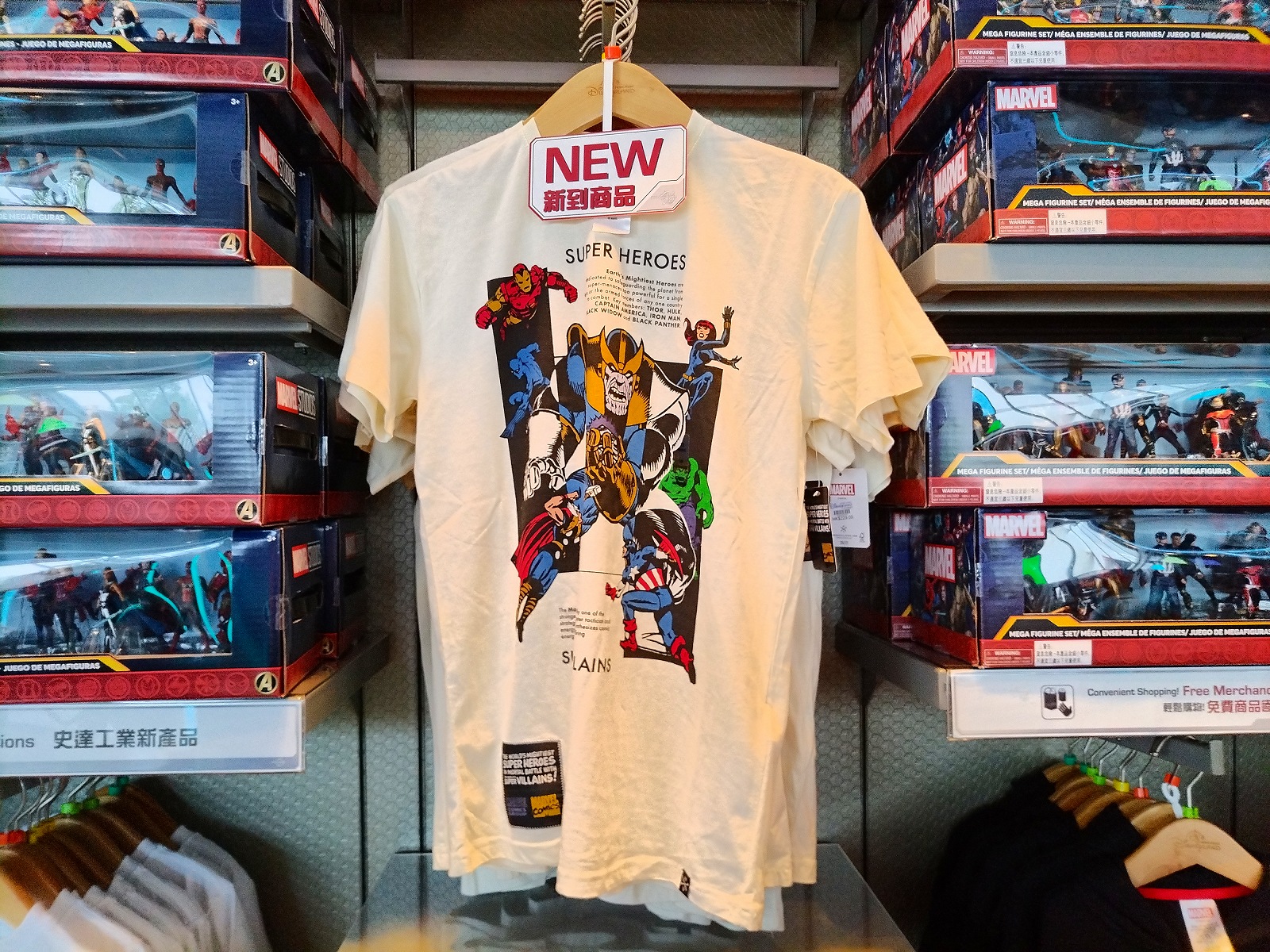 香港ディズニーマーベルグッズ：アベンジャーズのコミックデザインTシャツ（白）