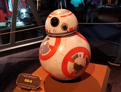 実物大のBB-8！日本未発売のリモコンで動くBB-8も売っていました。