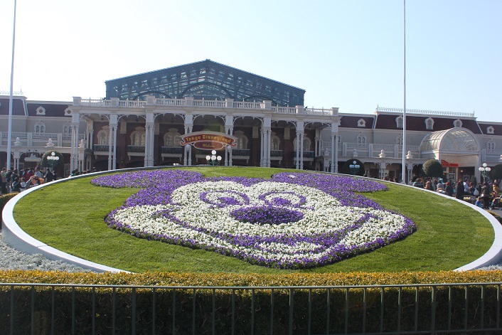 ディズニーランドエントランスの花壇