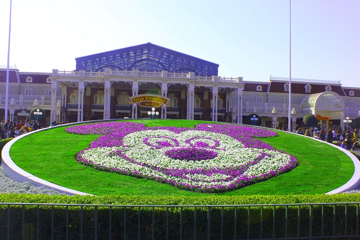 季節によって変わるミッキーの花壇