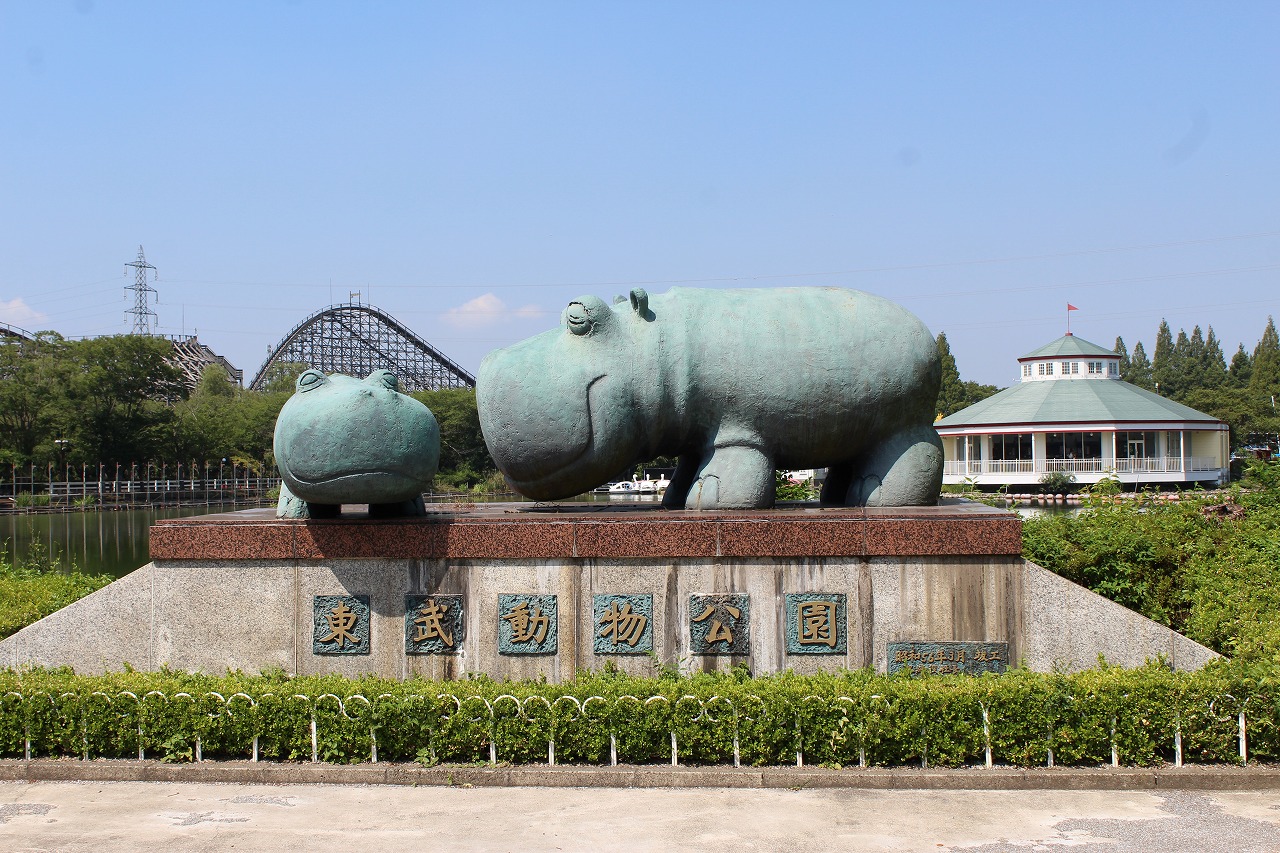 東ゲートから入園すると出迎えてくれるカバの銅像