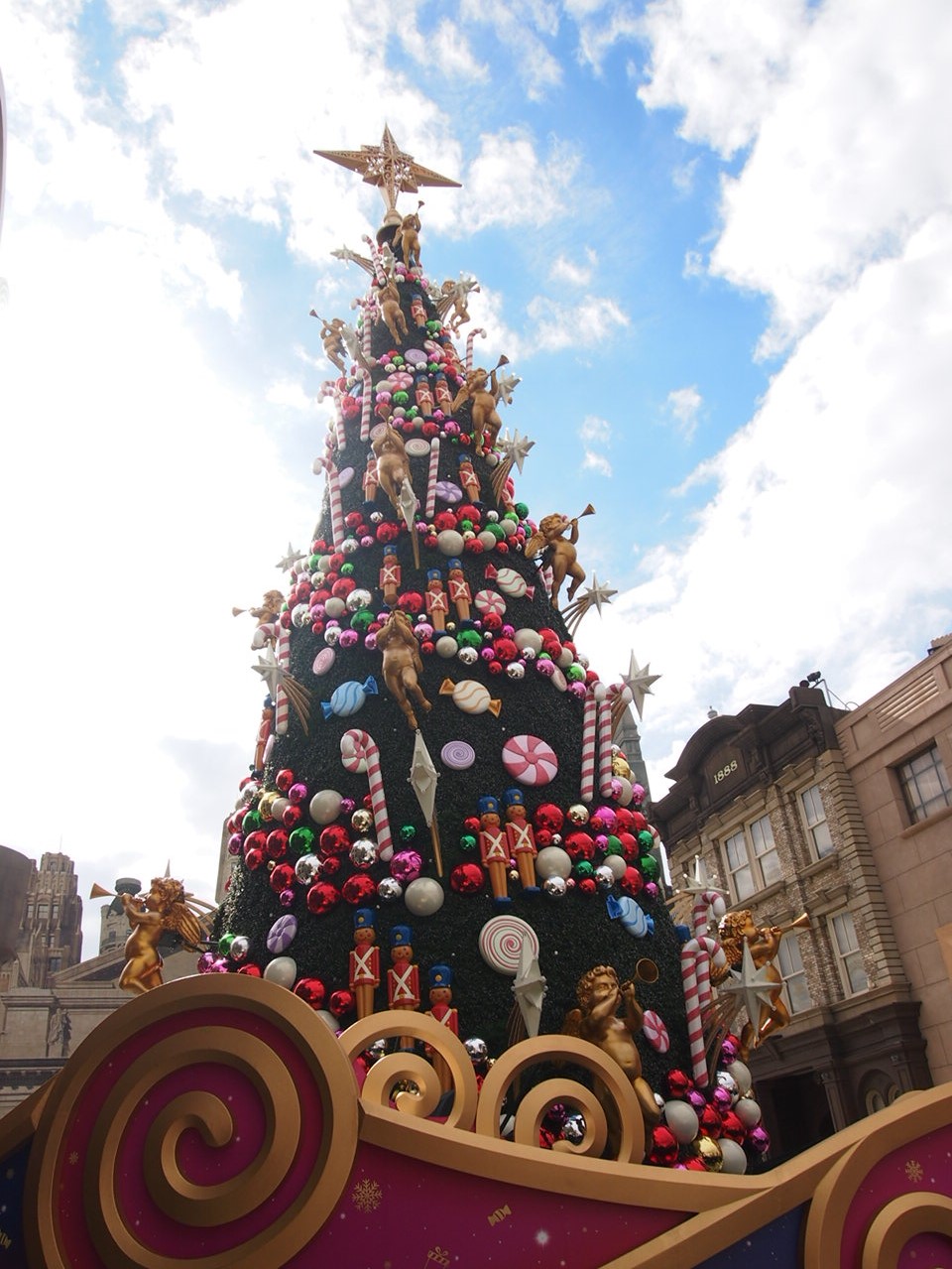 ユニバーサルスタジオジャパンのクリスマスツリー