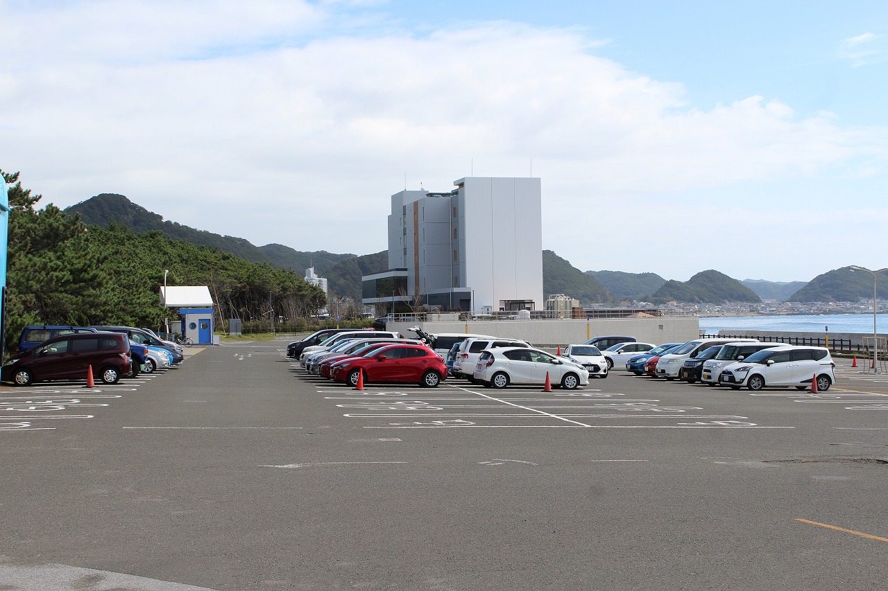 混雑時は満車になることもある直営駐車場