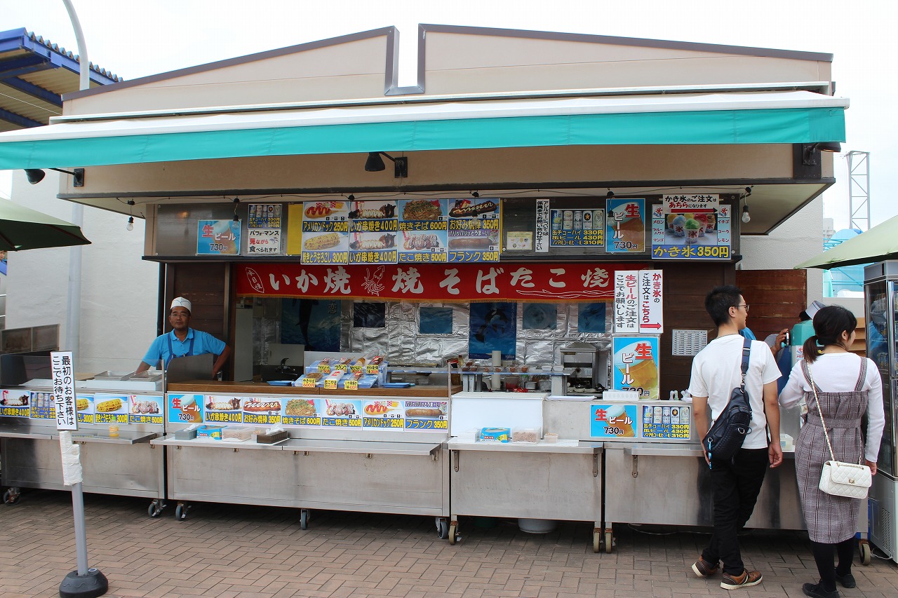 さまざまな軽食が買える売店