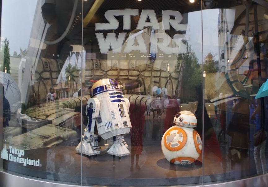 大活躍するR2-D2とBB-8