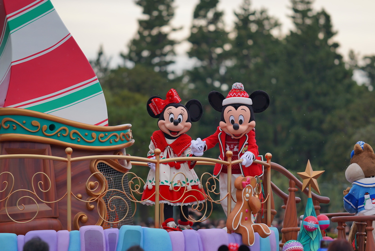 【2019】ディズニー・クリスマス・ストーリーズ完全ガイド！ランドパレード停止位置・キャラクター・グッズ