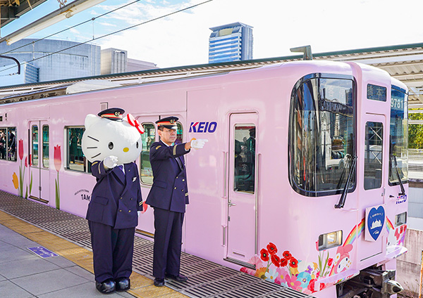 サンリオキャラクターがフルラッピングされた電車