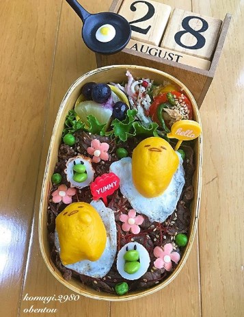 ぐでたまかまぼこ＋お花畑の弁当