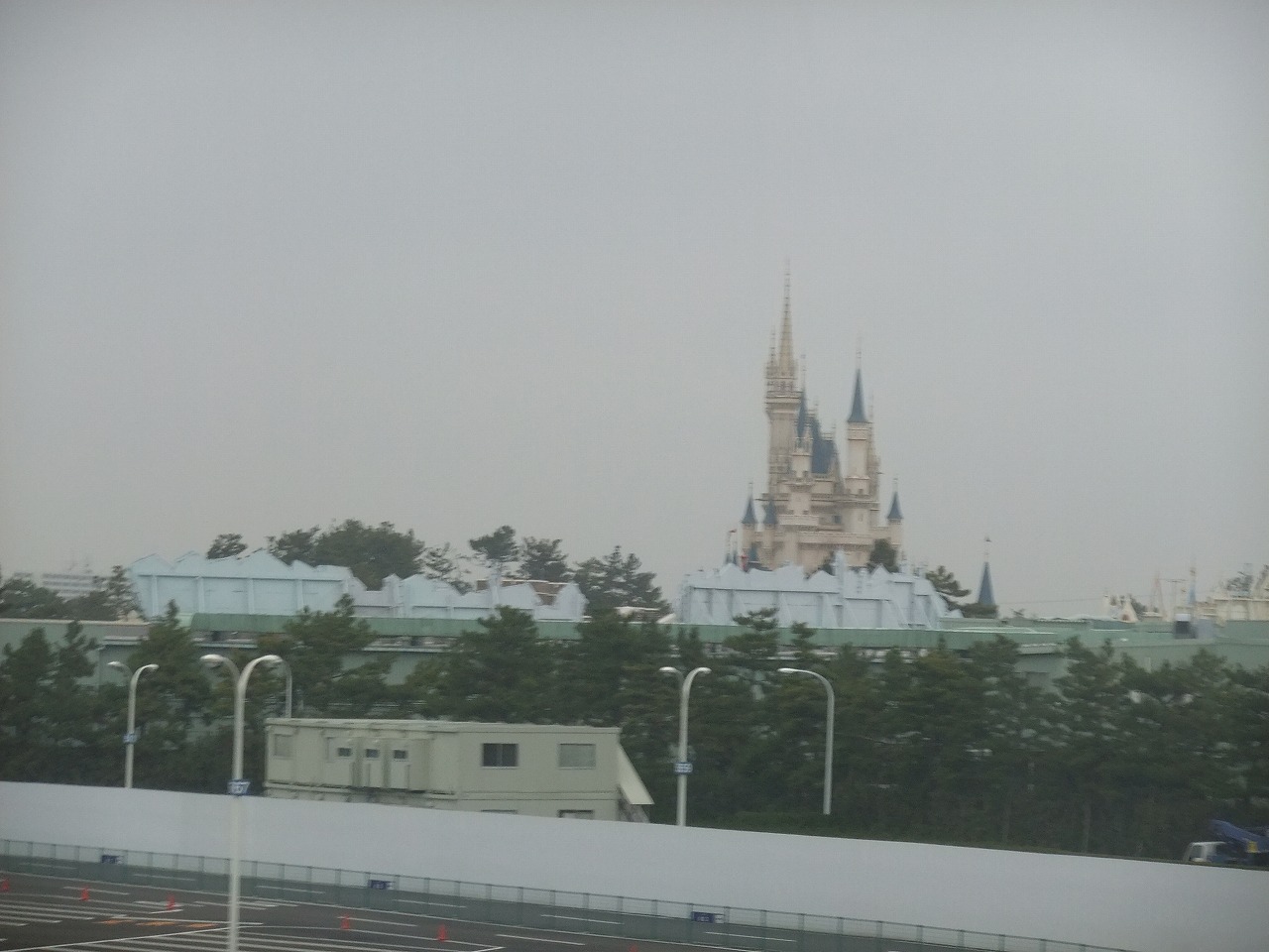 ディズニーリゾートラインから見るディズニーランド