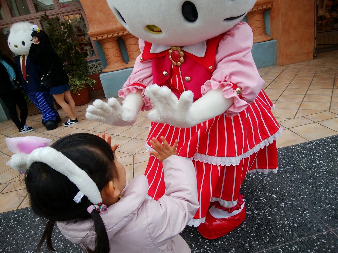 おめかししたキティちゃんとハイタッチ／USJ