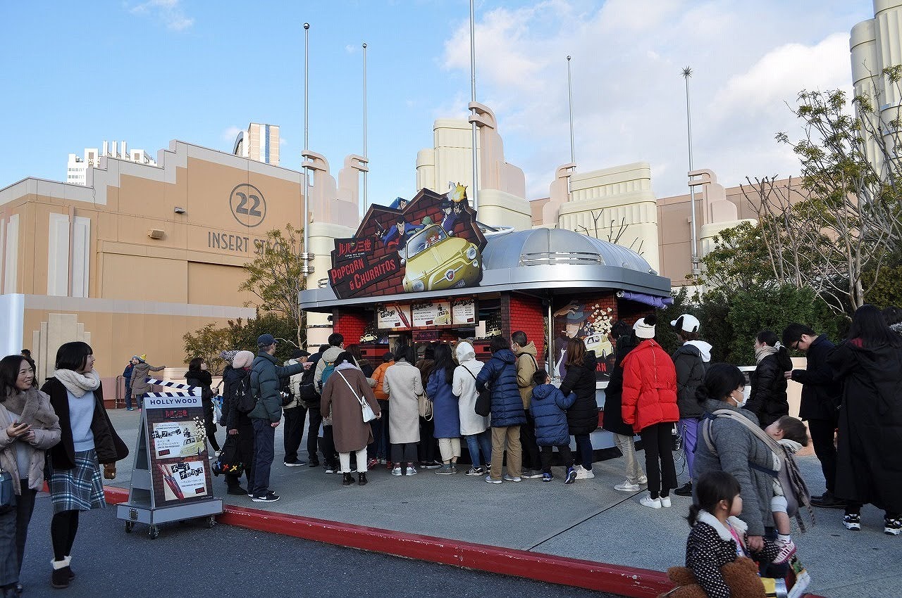 左手の建物がステージ22／USJ