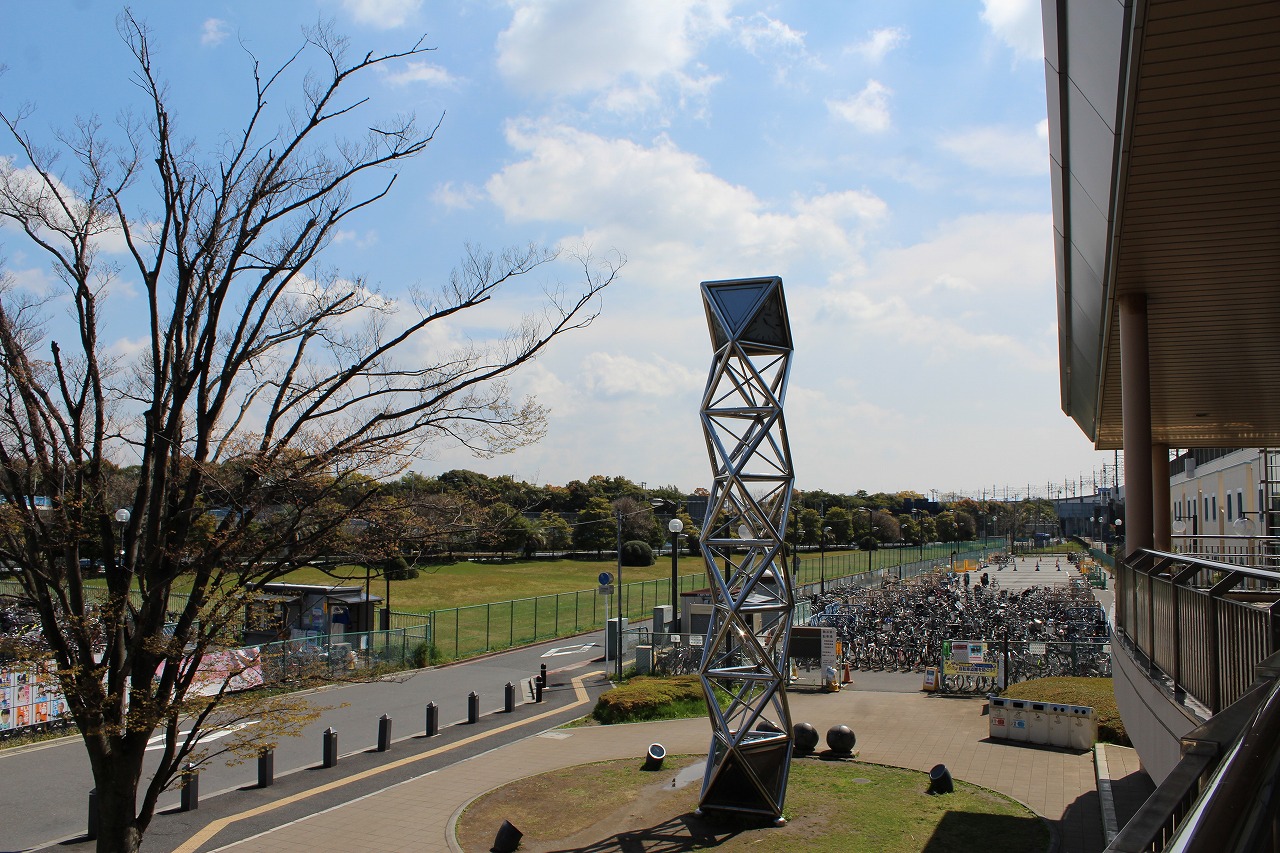 バス乗り場はこの銀の時計塔前（写真左側）