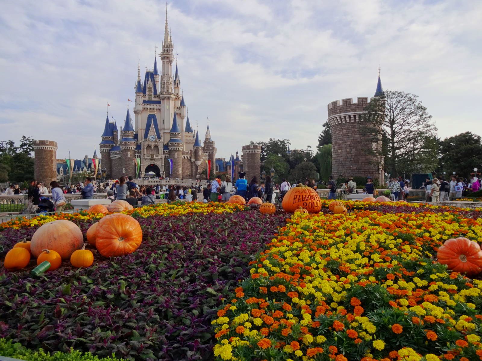 【2024秋】9月のディズニーの服装まとめ！気温＆天気別のおすすめは？コーデ例や持ち物も！