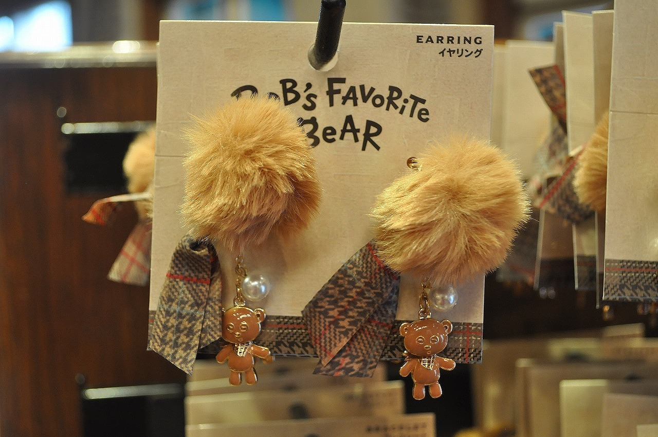 BOB's FAVORITE BEARシリーズのティムふわふわ付きイヤリング